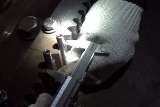 用游標卡尺測量新齒條與舊齒條的齒距 用游標卡尺測量新齒條與舊齒條的齒距