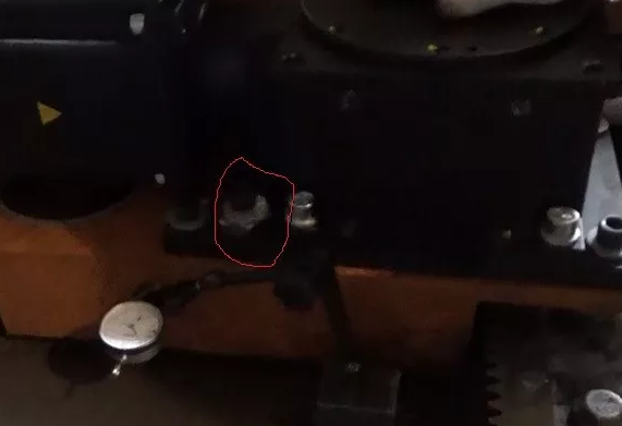 通過調整圖示偏心輪的位置來保證斜齒輪之間的單向齒間間隙為0.10mm左右 通過調整圖示偏心輪的位置來保證斜齒輪之間的單向齒間間隙為0.10mm左右